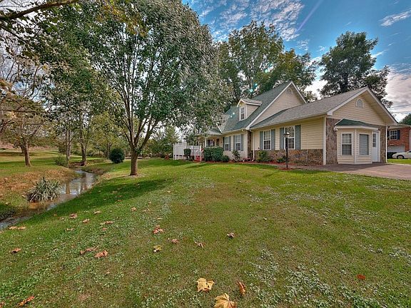 4th image of 111 Pecan Wood Dr