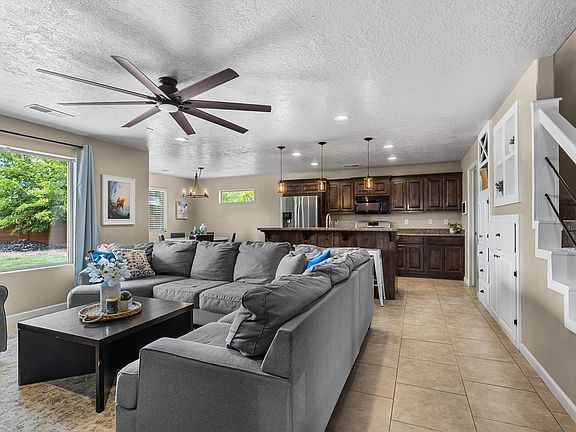 4th image of 225 N Falcon Ct