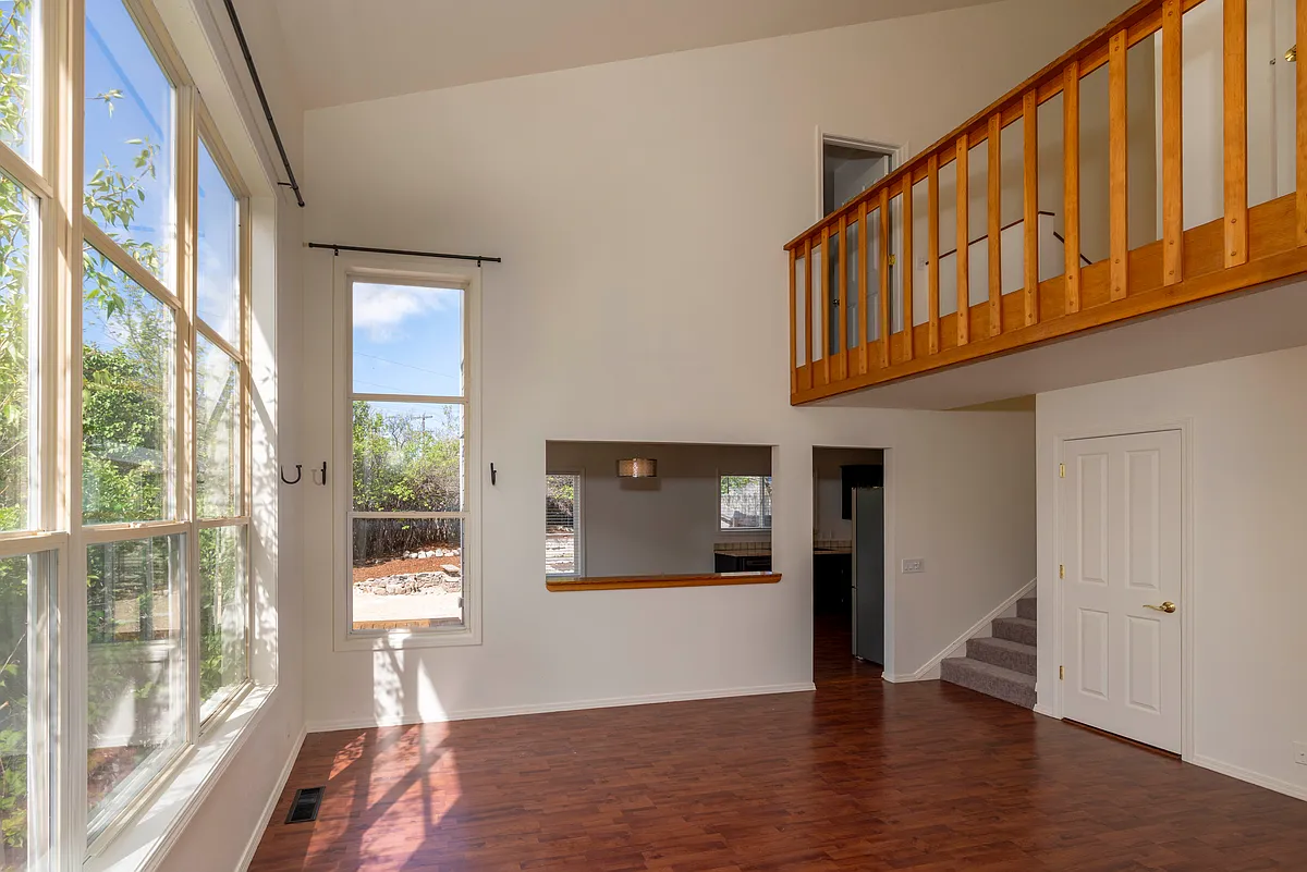 Building Photo - 617 Willow Dr