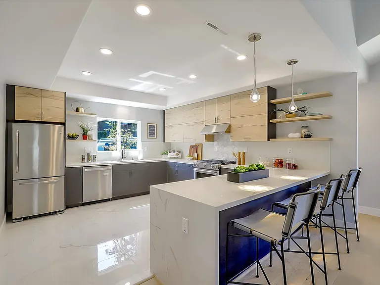 914 Everett Ave — Photo 4