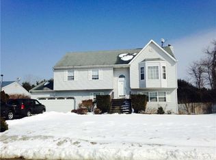 9 Sunset Dr, Bellport, NY 11713