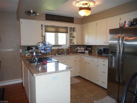 3rd image of 877 Crestwood Dr NE