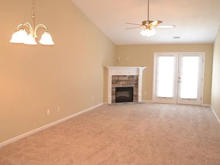 2626 York Dr — Photo 4