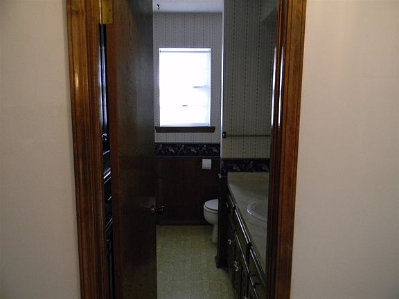 2nd image of 921 Daryl Pl