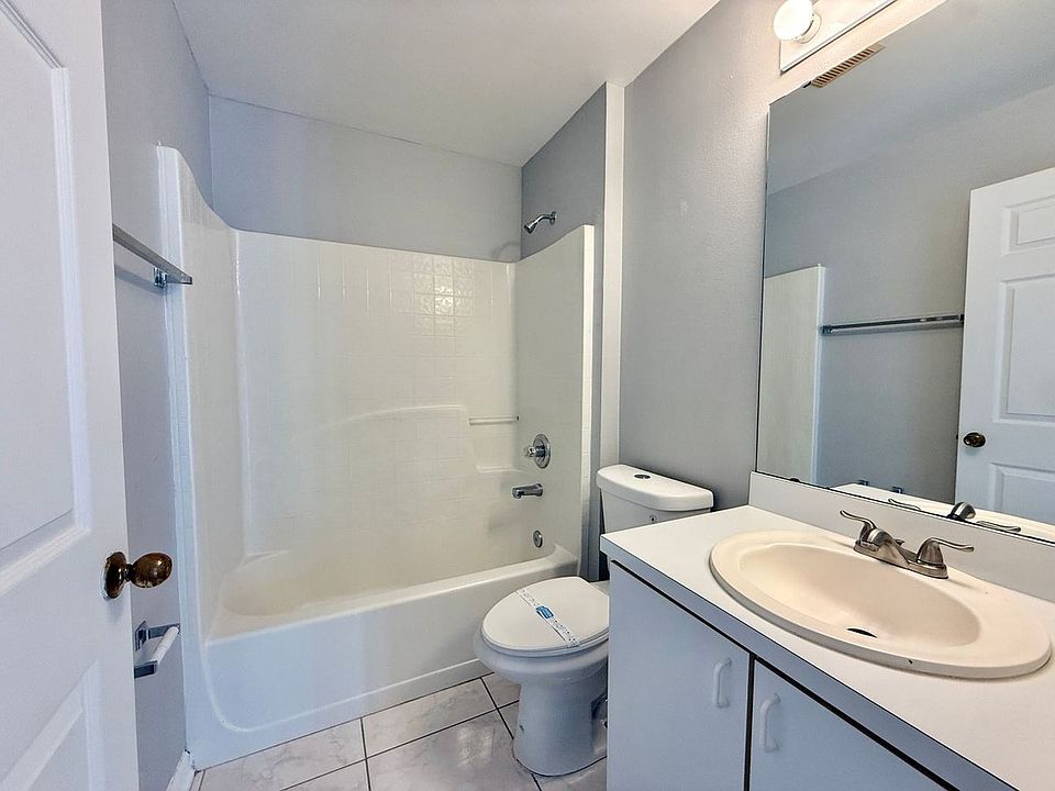 1st image of 220 Canterbury Ct