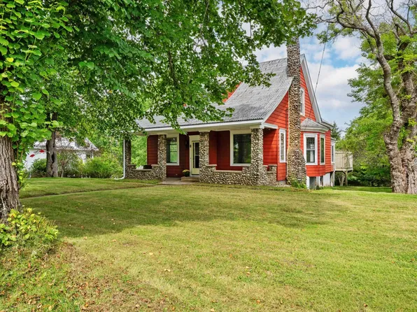 8 Maple Ave, Lunenburg, NS B0J 2C0