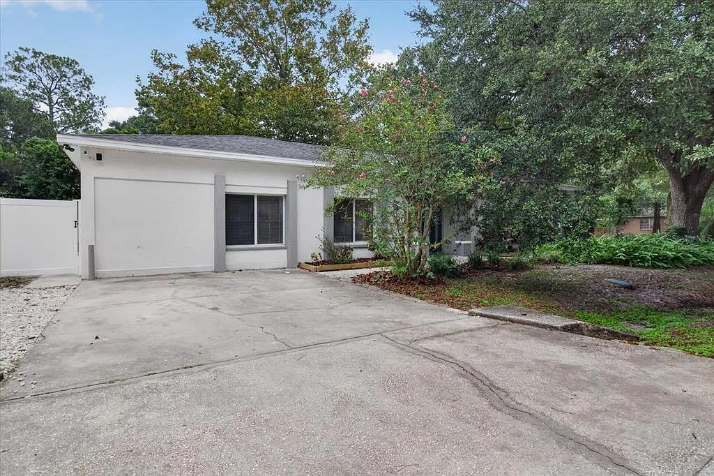 5 bed, 3.0 bath, 2350 sqft, $4,700 — Photo 4