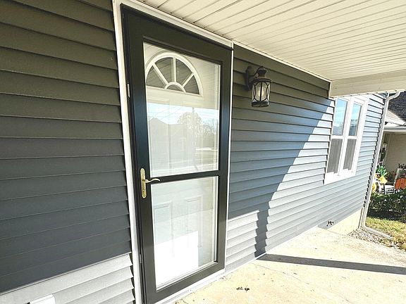 4th image of 820 E Main St