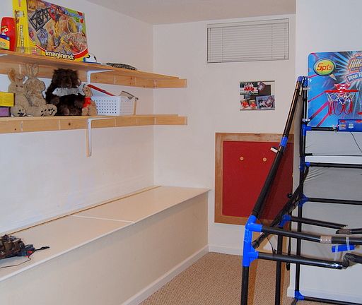 Storage/toy room w/built-ins