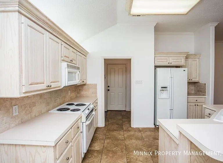 3305 103rd St — Photo 28