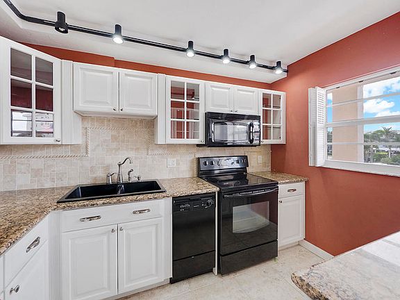 4th image of 28 Yacht Club Dr APT 203