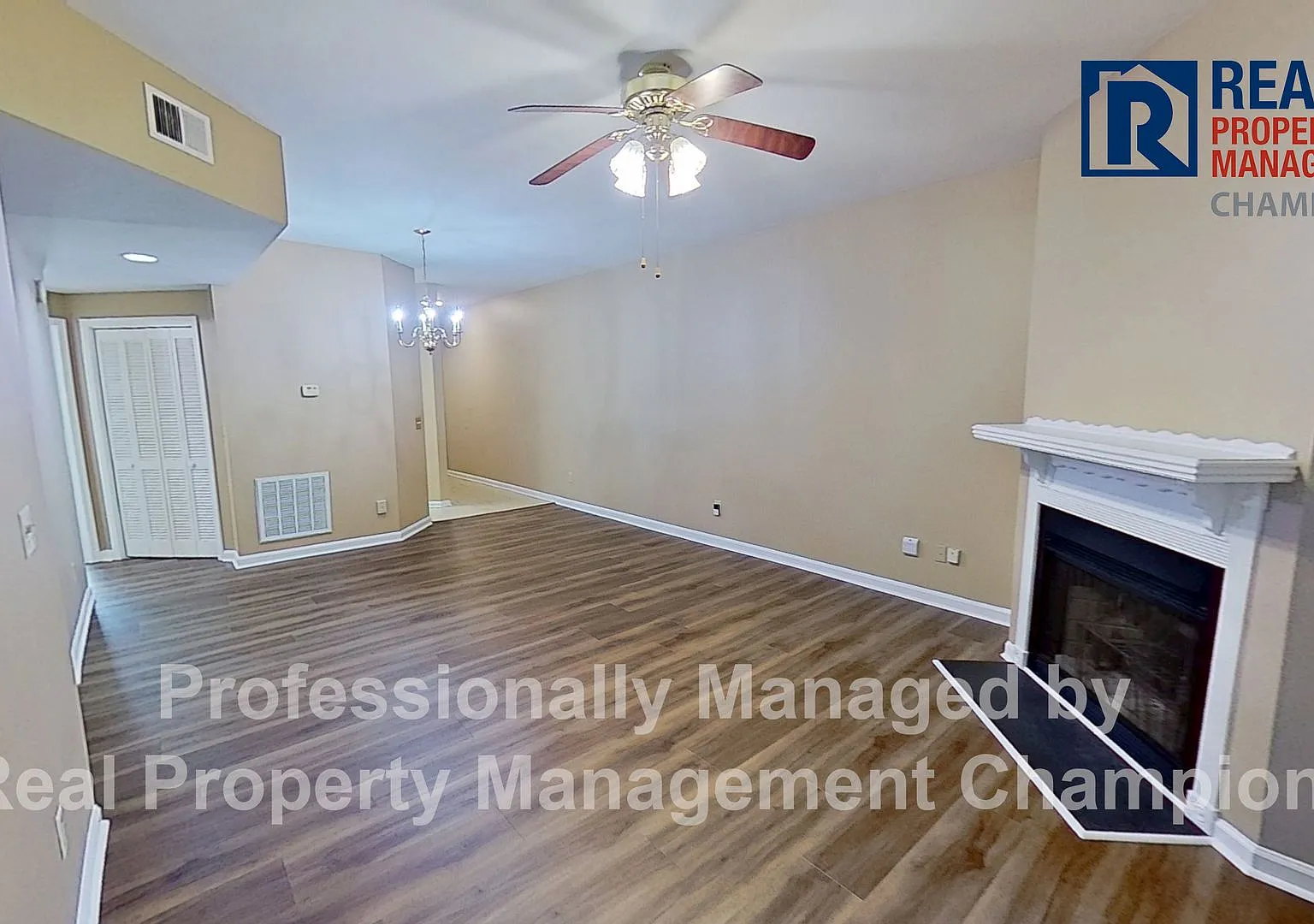 Charming Ground-Floor 2BD/2BA Fireplace, Private Patio & Pool — Photo 3