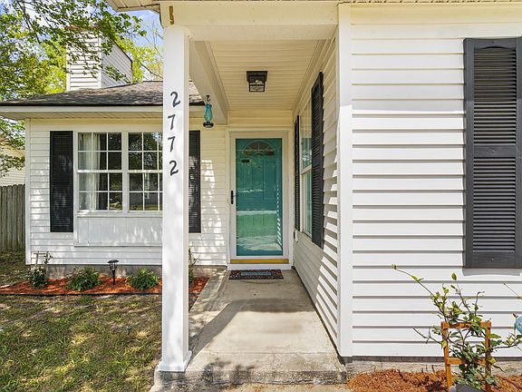 4th image of 2772 Donner Ave