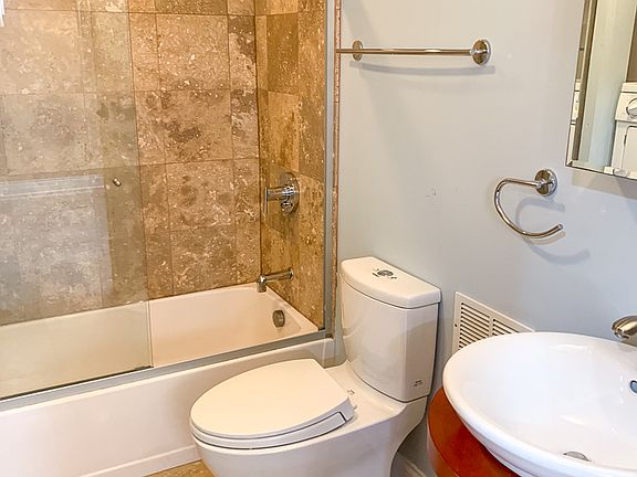 5th image of 1435 W Grand Ave #3R
