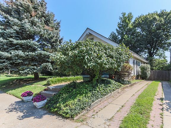 2nd image of 4805 Mercier St