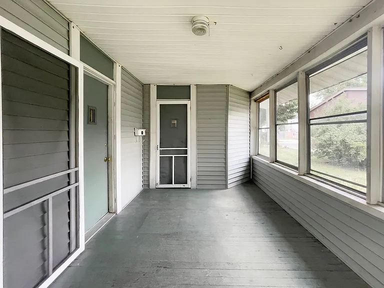 812 W University Ave — Photo 16