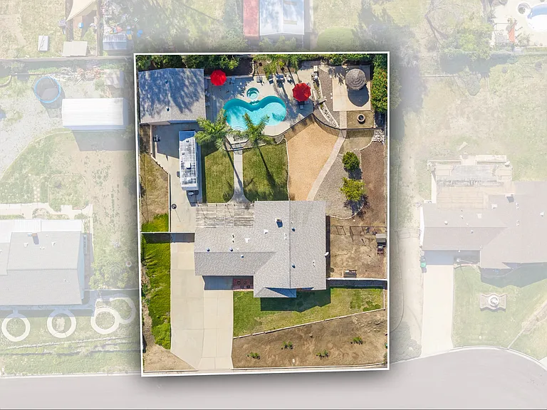 21699 Banner St — Photo 2