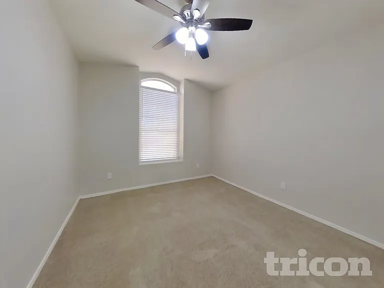 8961 W Kathleen Rd — Photo 10