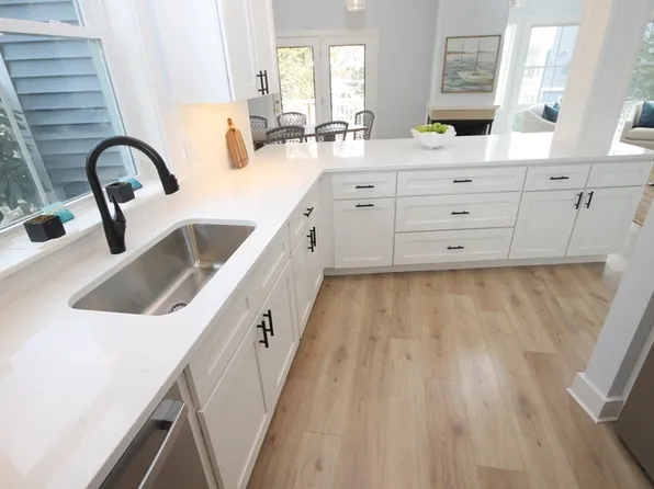 16 Rivers Edge Rd, Hull, MA 02045
