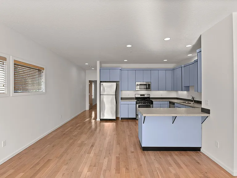 3220 N Michigan Ave — Photo 8