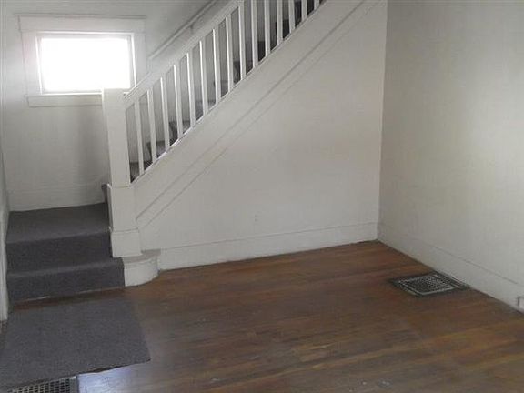 5. 29 S. Jessie Living Room (2)