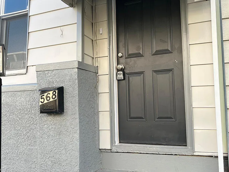 568 E Herman St — Photo 2