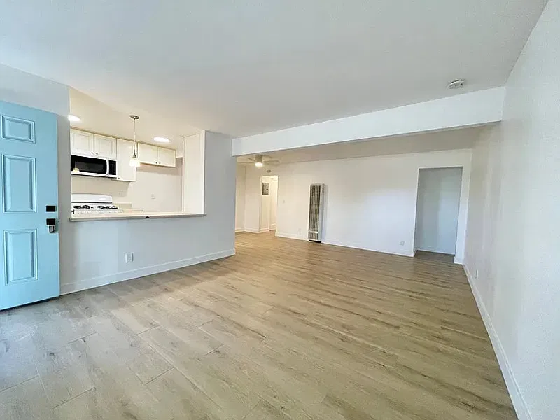 2 bed, 1.0 bath, 798 sqft, $2,000 — Photo 2