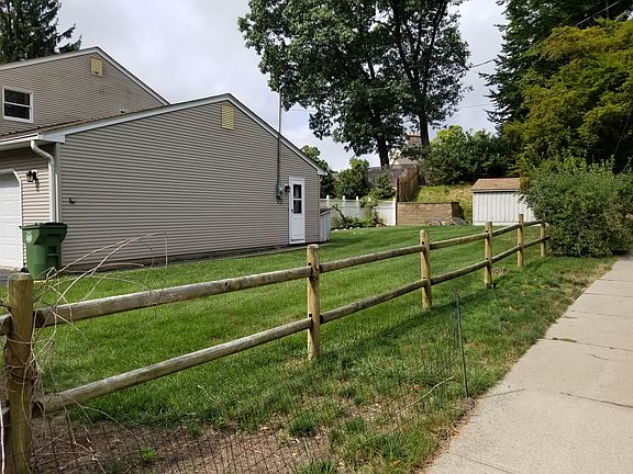 Huge side yard, corner lot!