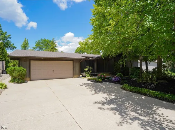 591 Prior Park Dr, Cuyahoga Falls, OH 44223