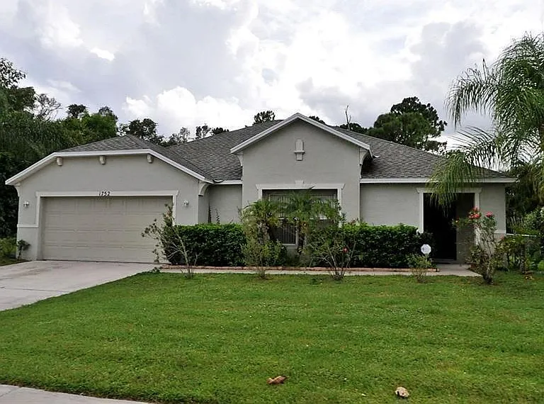 1752 SW Airoso Blvd — Photo 1
