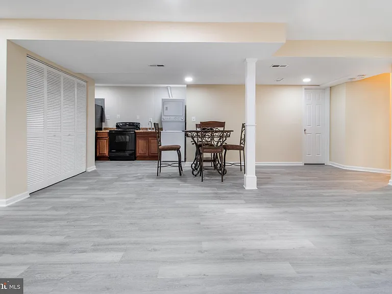 7602 Mezmer Ln — Photo 9