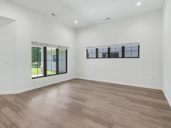 2nd image of 503 Vintage Ln