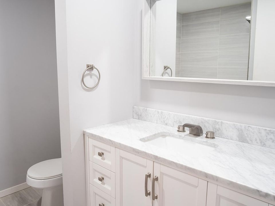 Hallway Full Bathroom