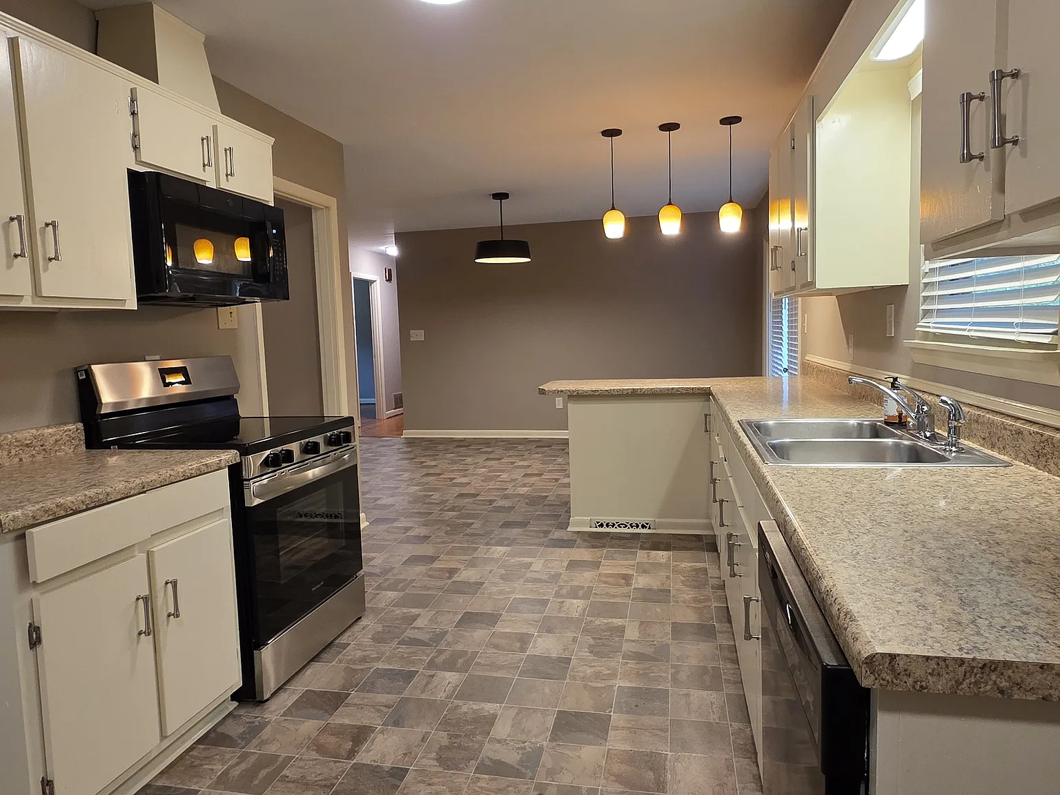 4 bed, 1827 sqft, $2,600 — Photo 4