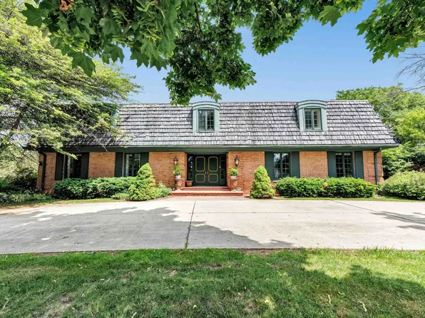 675 Sunset Cir, Green Bay, WI 54301
