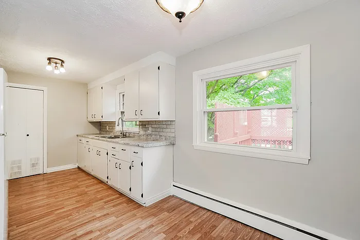 2 bed, 1.0 bath, 912 sqft, $1,095 — Photo 4