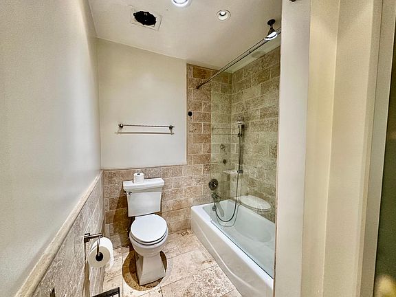 5th image of 960 Larrabee St APT 209