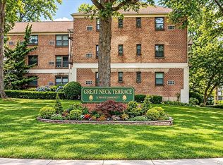 13 Terrace Cir APT 2B, Great Neck, NY 11021
