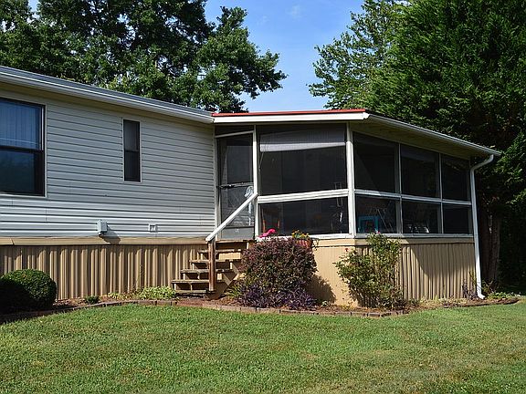Screen porch off LR