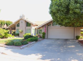 668 E Davis Dr, Dinuba, CA 93618
