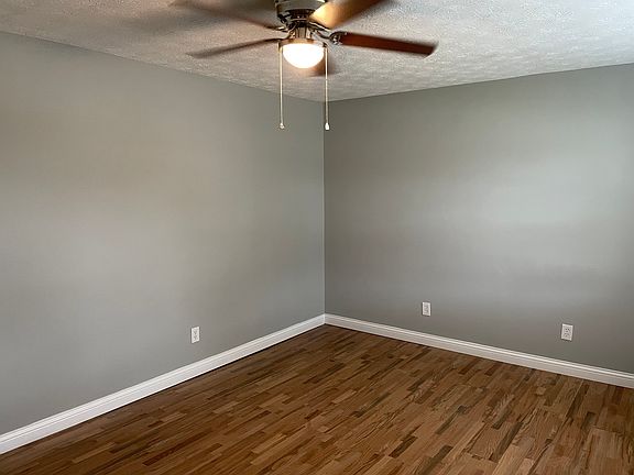 3rd image of 512 Foxwood Dr