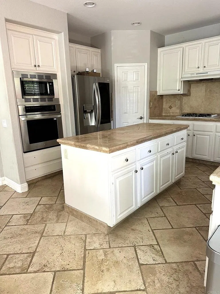 3 bed, 2.5 bath, 1869 sqft, $5,600 — Photo 3