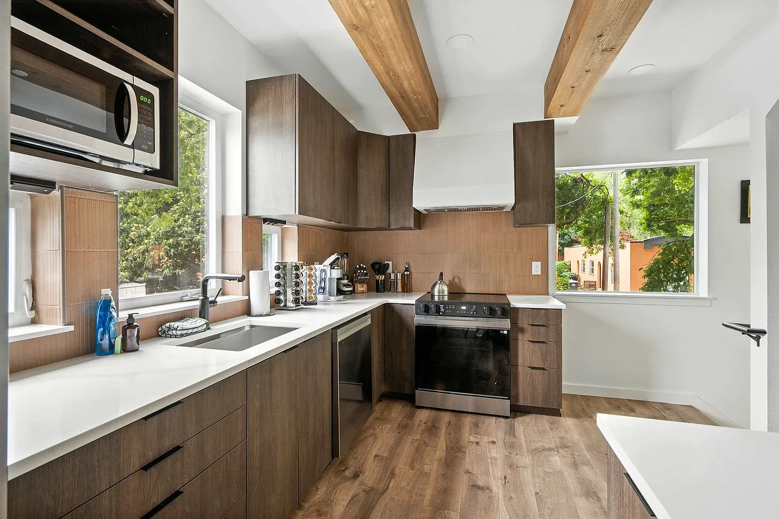6 bed, 3.0 bath, 1991 sqft, $16,537 — Photo 4