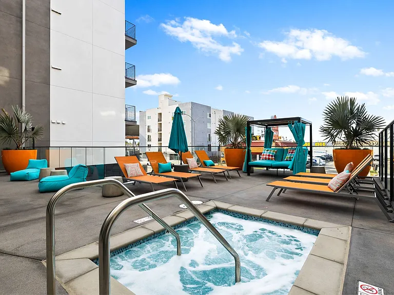 MODERNO Axis Luxury Living — Photo 26