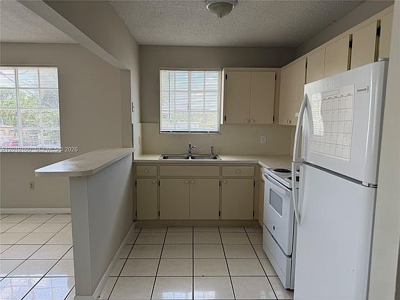 5th image of 837 SE 8th Ct #2
