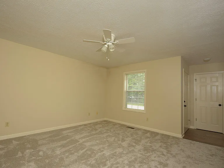 105 Oakmont Ln — Photo 2