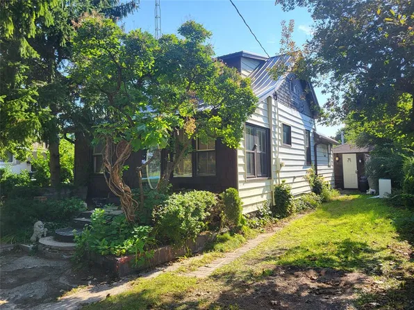 19 Monk St, Pt Edward, ON N7V 1M5