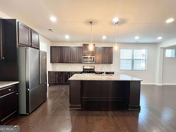 4th image of 370 Broadmoor Dr