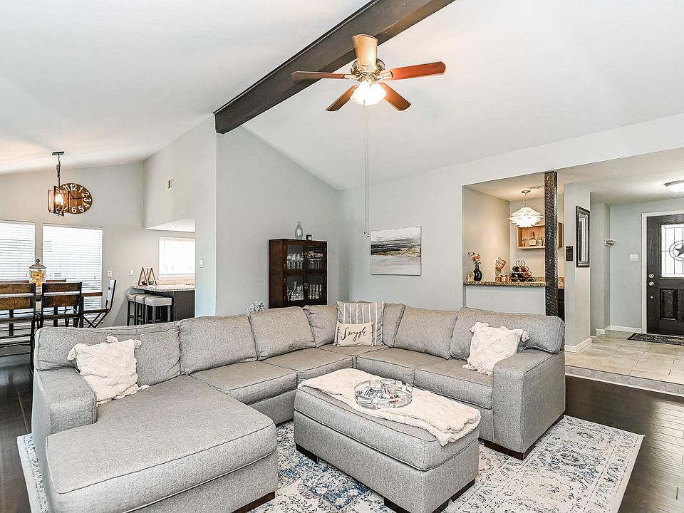 1st image of 1111 Pinecroft Dr