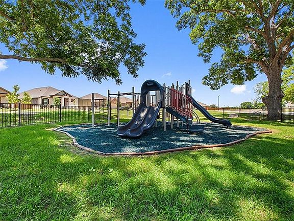 4th image of 208 Baron Creek Trl